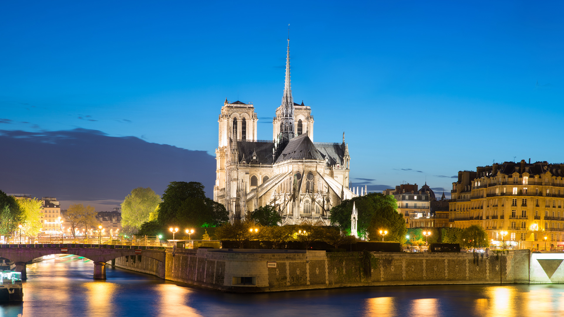 Notre-Dame de Paris beside the Seine at dusk